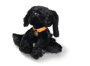 Labrador Plüschwelpe schwarz mit Lederhalsband und Plakette